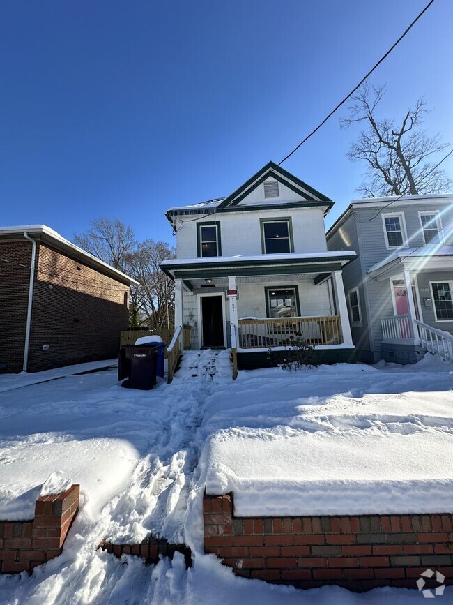 Building Photo - Gorgeous Four Bedroom Completed Upgraded