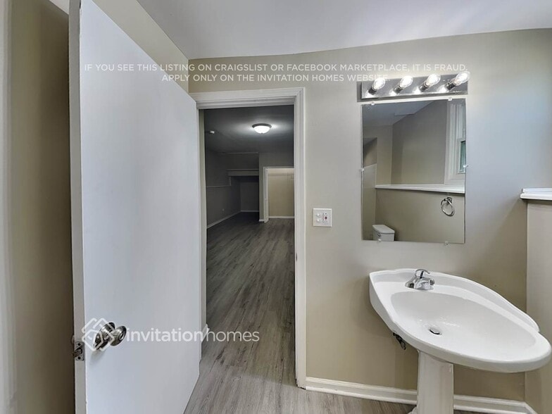 Building Photo - 800 E Belmont Ave