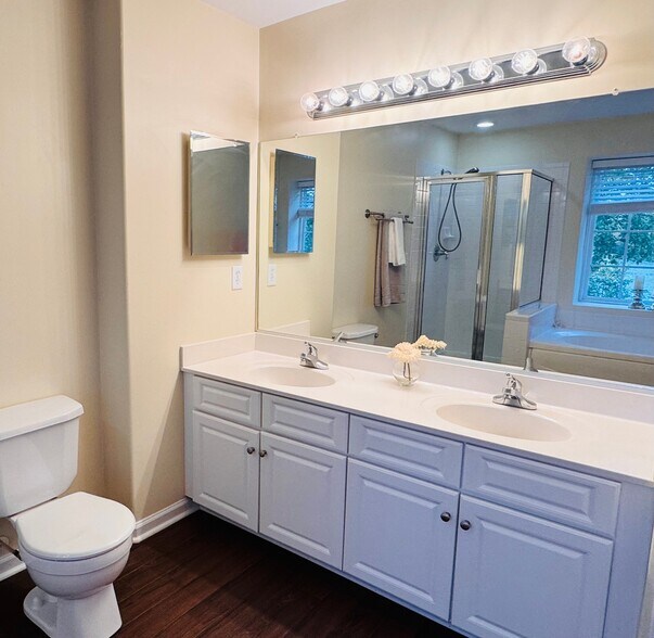 Building Photo - 5545 Bulls Bay Dr