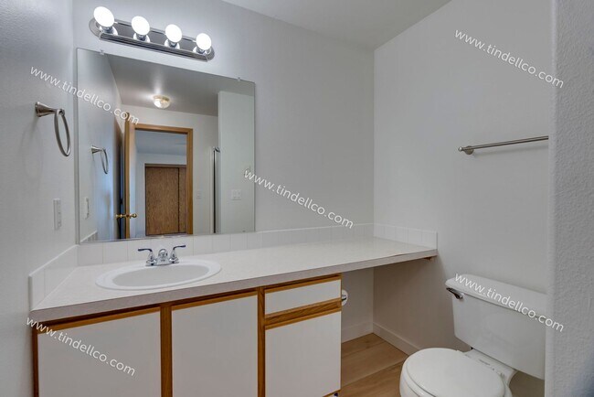 Building Photo - $500 OFF 2ND MONTH RENT** Spacious Pet-Friendly Top-Floor Unit w/ Parking Included!