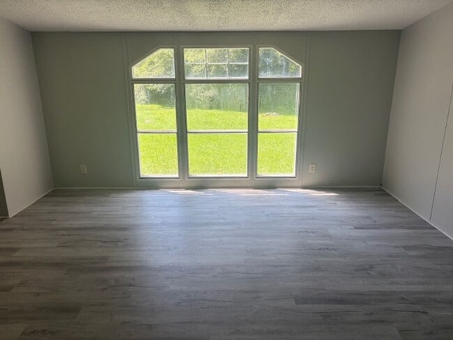 Building Photo - Renovated 3 Bedroom 2 Bath Home for Rent o...