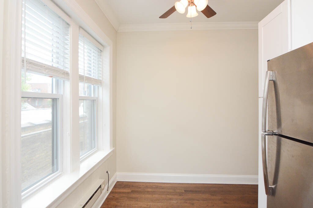 Building Photo - 3833 N Greenview Ave