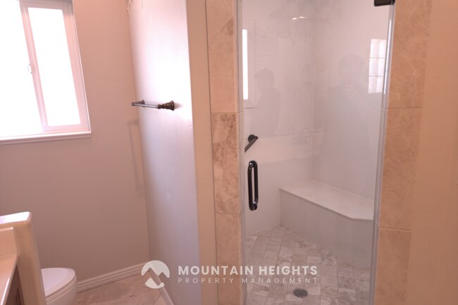 Building Photo - 744 Lazy Oak Way