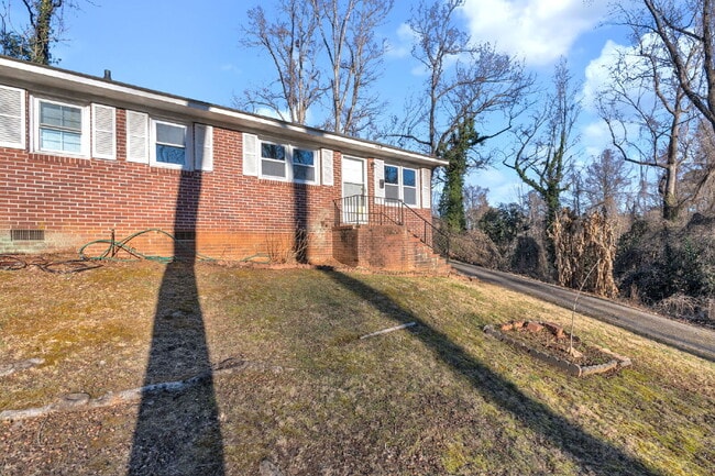 Building Photo - AMAZING LEASE SPECIAL!!!!...Freshly Updated 2BR / 1BA Single-Level Duplex $1175/mo rent***