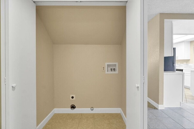 Building Photo - 6733 N Warren Ave