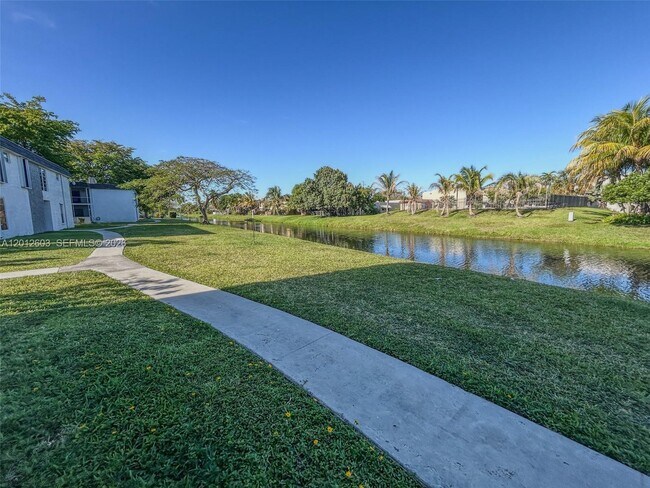 Building Photo - 10365 N Kendall Dr