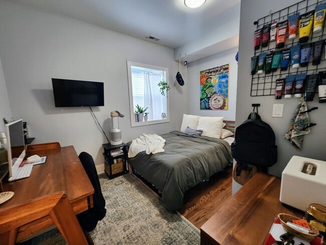 Building Photo - Luxury 4 bedroom duplex in East Lakeview