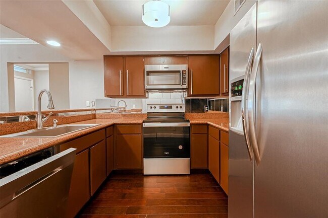 Building Photo - 1926 Augusta Dr