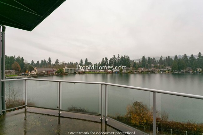 Primary Photo - Top Floor Two Bedroom Lakefront Condo in D...