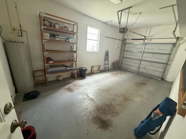 Building Photo - 3 Bed/2.5 Bath, 2 Story Townhouse in Summi...