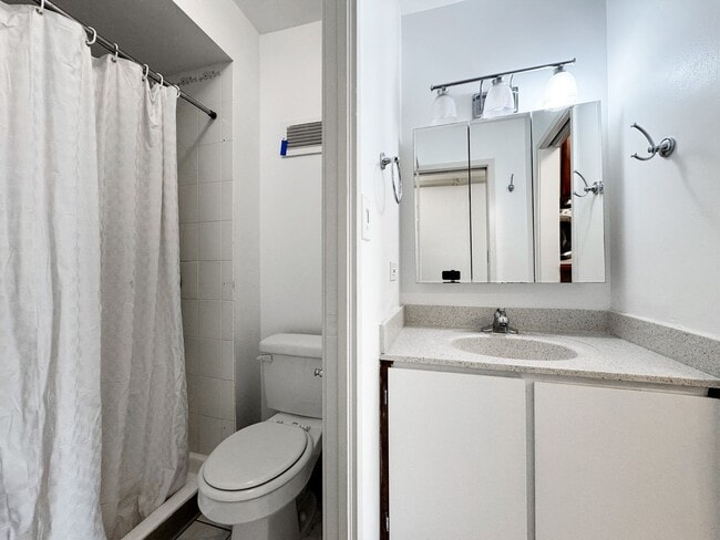 Building Photo - Large 2/2 in Heart of Waikiki with Central A/C & Utilities Included