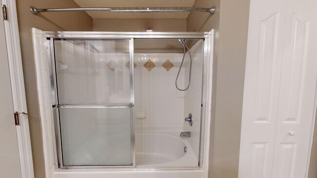 Building Photo - Nice condo for rent in the heart of the St...