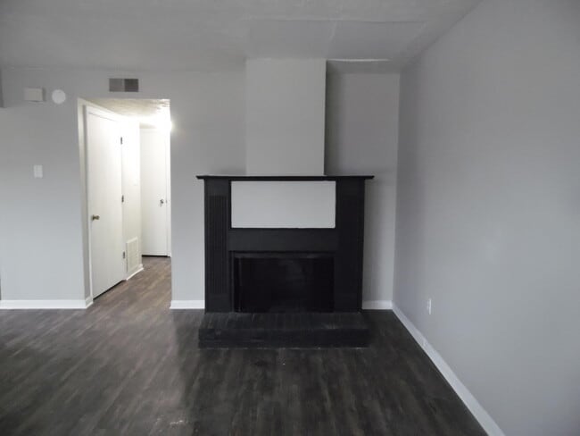 Building Photo - 2801 Easthills Dr