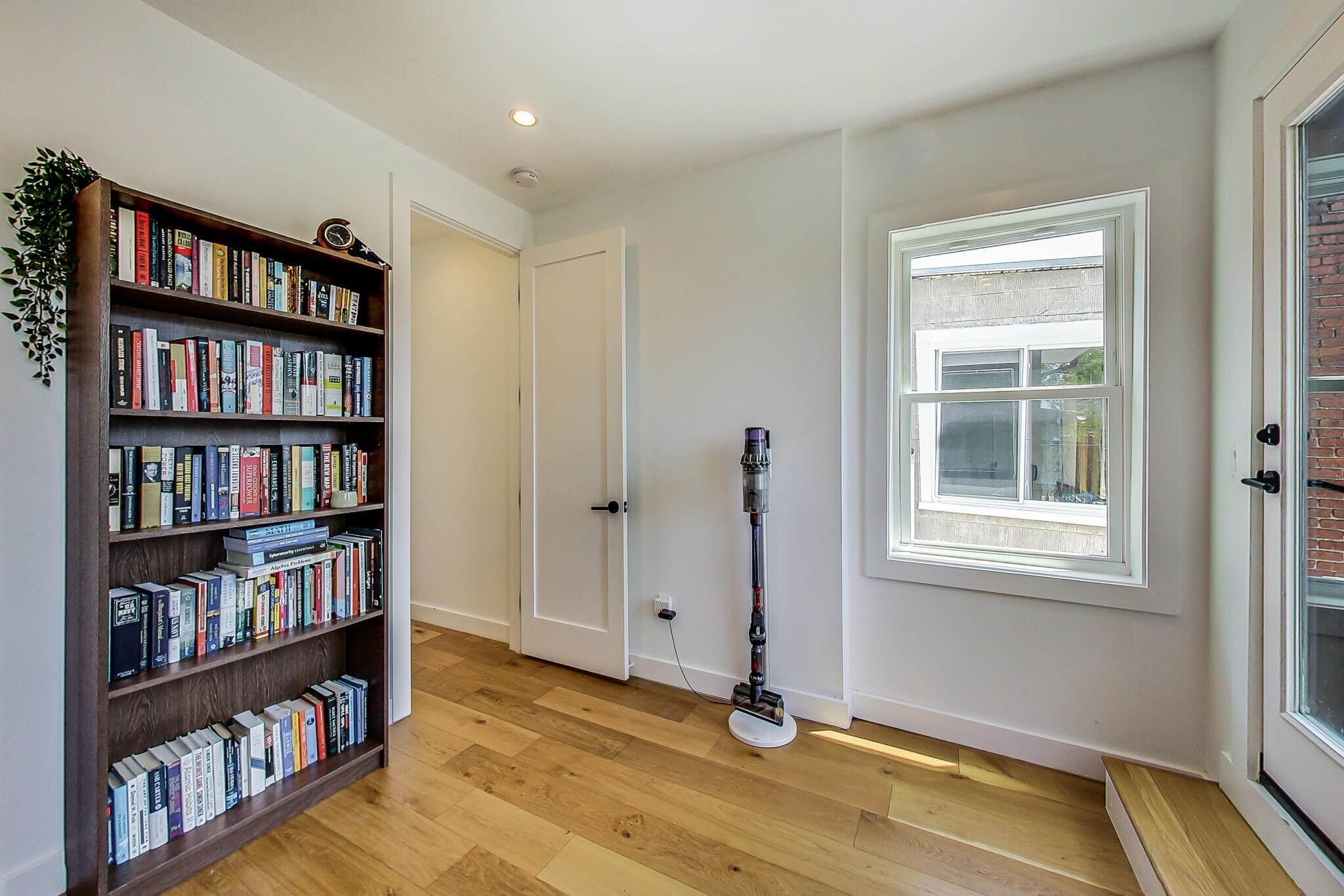 Building Photo - 25 U St NE