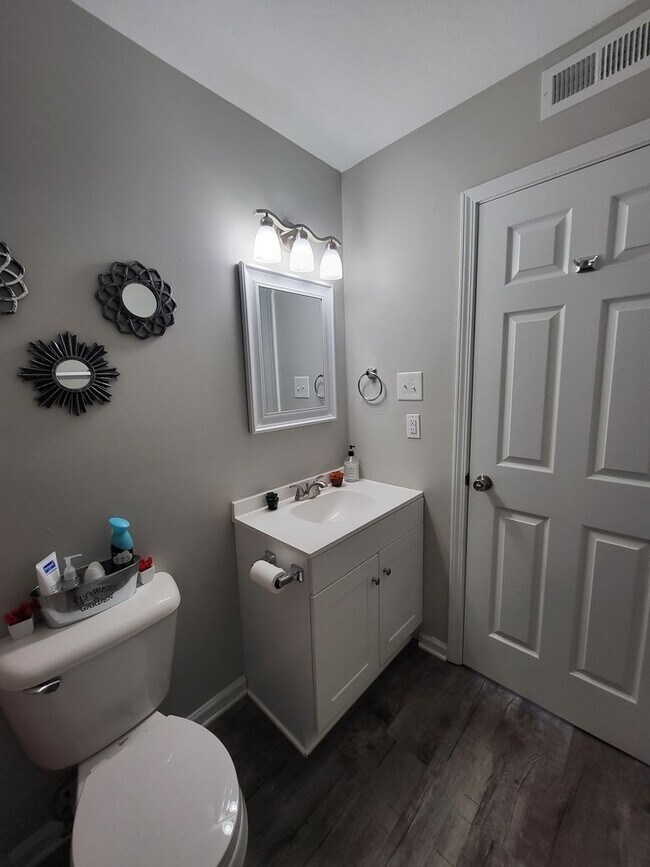 Building Photo - 2 Bedroom Apartment in Maryville, TN – $50...