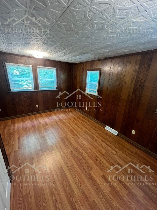 Building Photo - Spacious 3 Bedroom Home Near Anderson Univ...