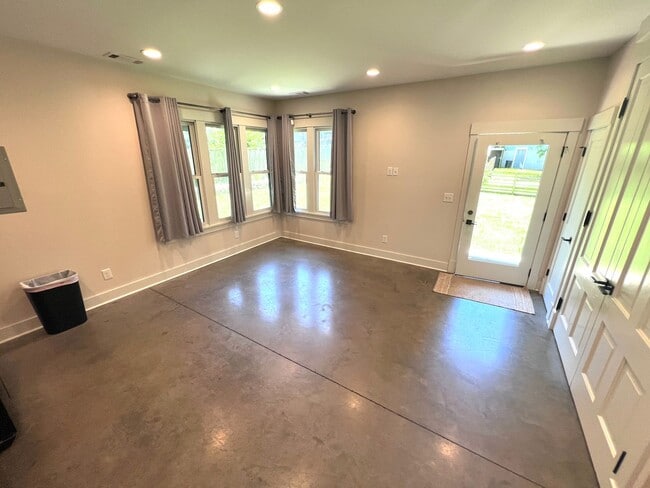 Building Photo - Simple yet tasteful living in East Nashvil...