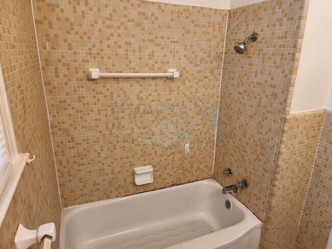 Building Photo - Great 3 Bedroom 1 Bathroom in Forest Heigh...