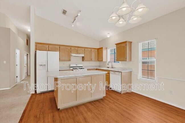 Building Photo - 7411 Peregrine Rd NE