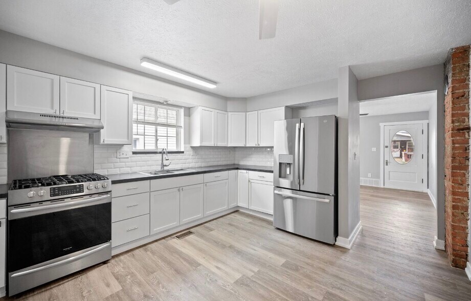 Building Photo - 2026 Dowd Ave