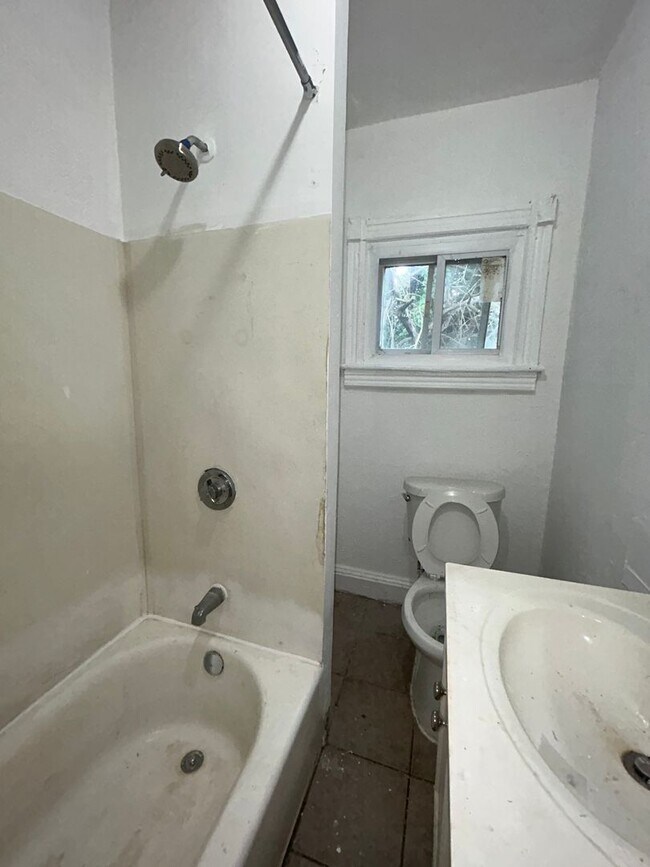 Building Photo - Nice 2 bedroom house big kitchen and yard