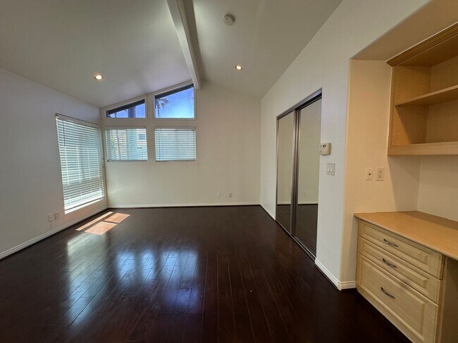 Building Photo - Huntington Beach Home