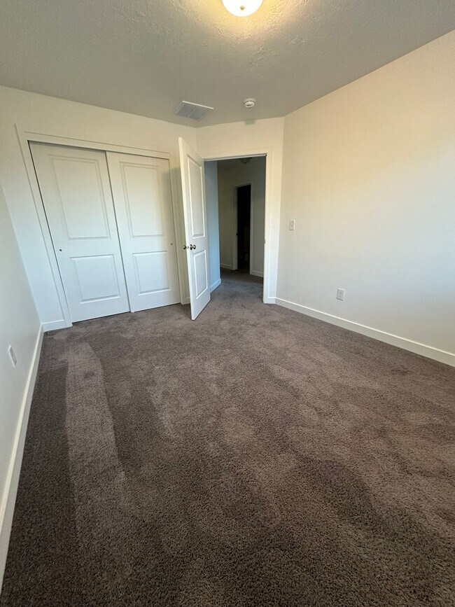 Building Photo - $800 Amazon Gift Card + 2 Weeks Rent Free! Beautiful 3 Bed 2.5 Bath Townhome in West Haven