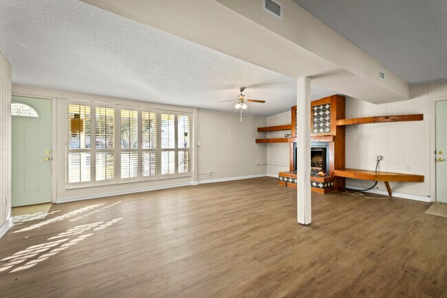 Building Photo - 3023 Lorman Dr