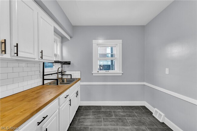 Building Photo - 1239 W 115th St