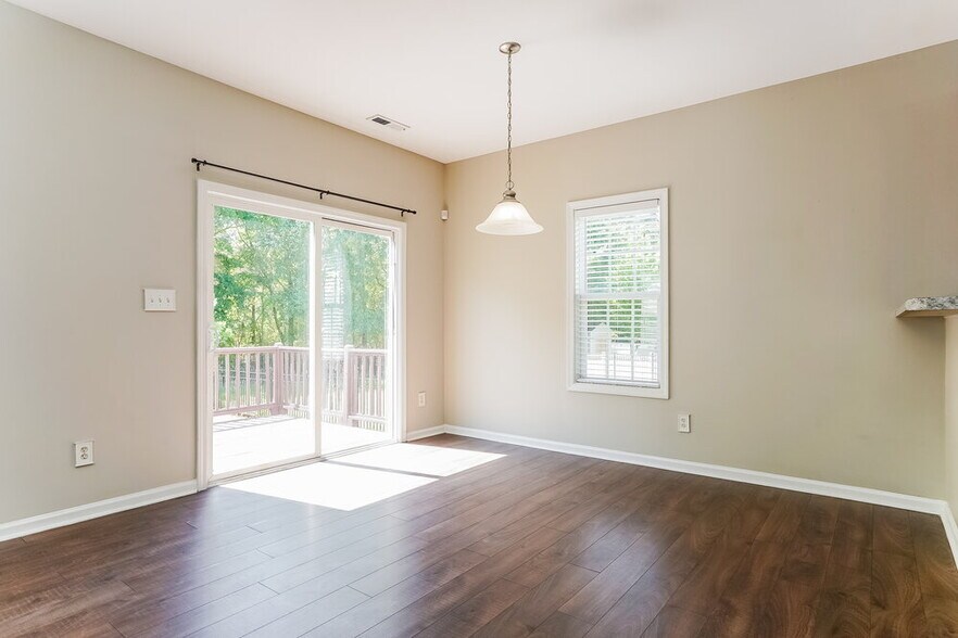 Building Photo - 610 Crosstie St