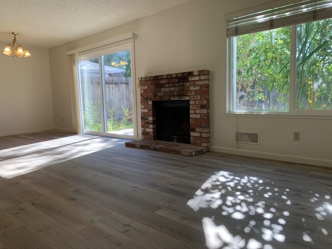 Building Photo - 2 bed 1.5 bath with a 2-car garage in Rocklin