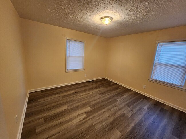 Building Photo - Adorable 2 bedroom with updates and washer/dryer hook-ups