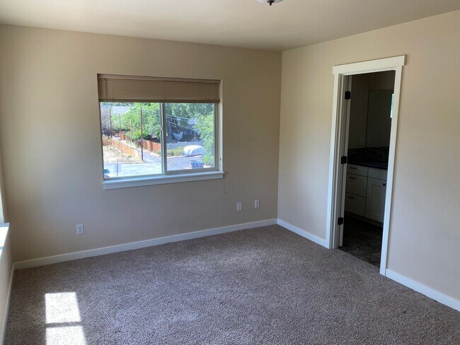 Building Photo - 4 Bed/3 Bath Townhome in NW Bend - Newport...