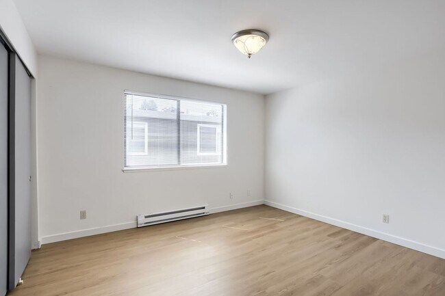 Building Photo - 12737 Greenwood Ave N