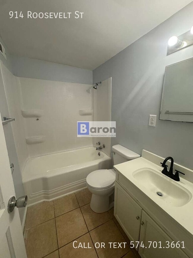 Building Photo - 914 Roosevelt St