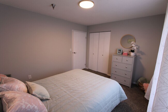 Building Photo - Spacious first floor one bedroom with mode...