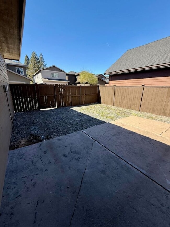 Building Photo - Stunning 4-Bedroom Aspen Rim Home in Bend!