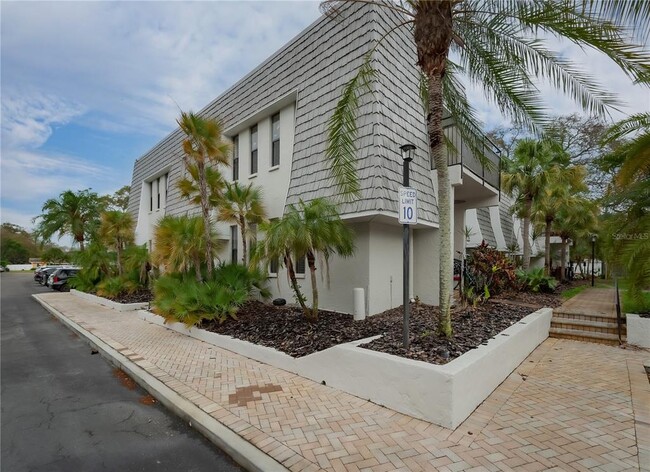 Building Photo - 704 Lyndhurst St