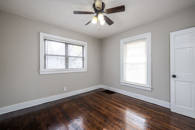 Building Photo - 2 Bedroom 1 Bath South Wedge, 1st floor la...