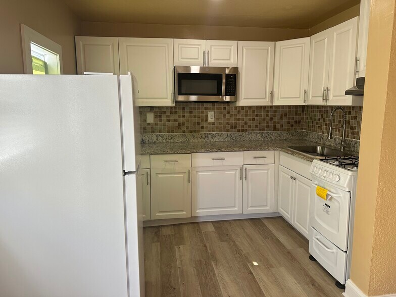 Building Photo - 124 S Oleander Ave