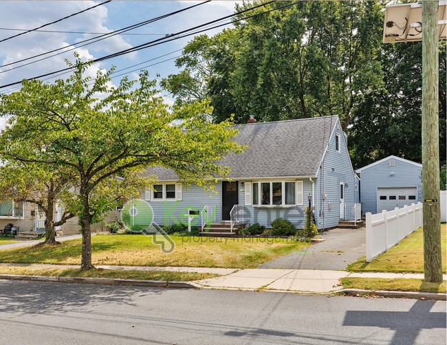 Building Photo - Charming Clifton Cape on a Tree-Lined Stre...