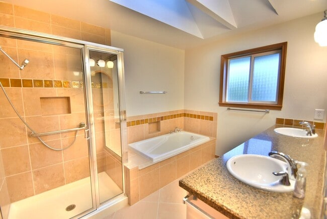 Building Photo - 3bd/2ba Mukilteo Home