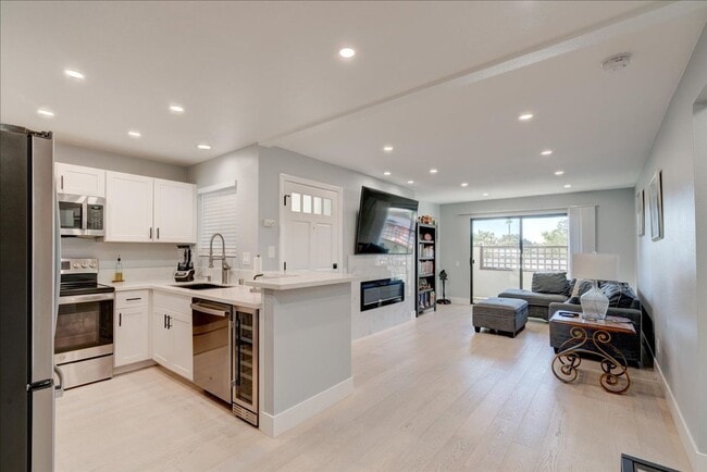 Building Photo - Gorgeous, Fully Remodeled 1 Bed - 1 Bath in Gated Community, Close to All!