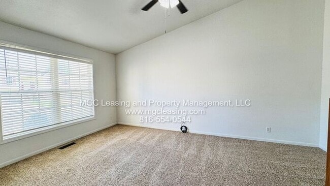 Building Photo - 3 bedroom Duplex with unique floor plan in...