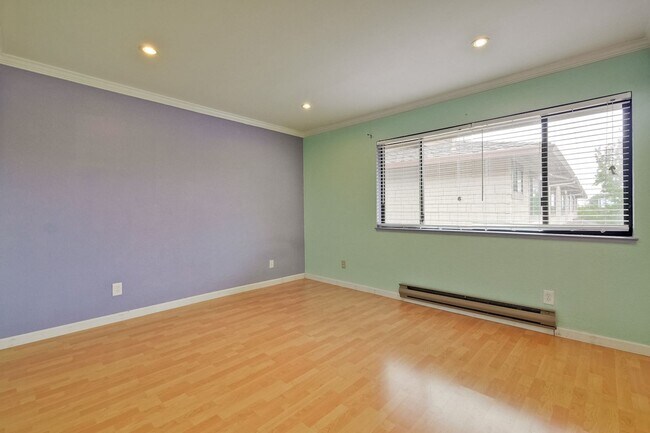 Building Photo - Popular Woodside Commons at Its Finest.