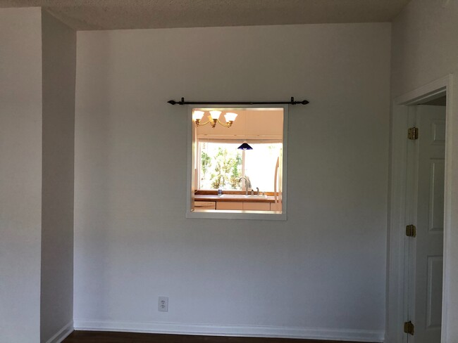 Building Photo - Spacious 4 bedroom 2 bathroom plus office ...