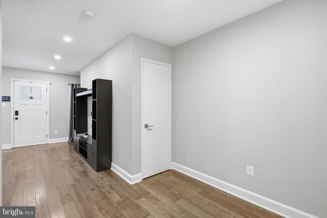 Building Photo - 422 Burbank St SE