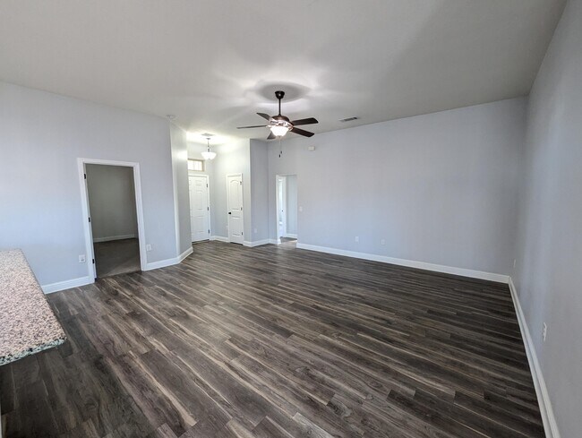 Building Photo - 2401 Spur Ln