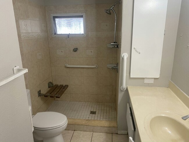 Building Photo - 1 Circle Dr