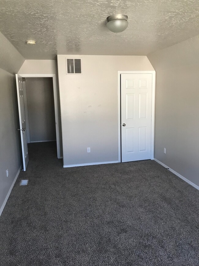 Building Photo - Ready Now / 4 Bed PLUS Large BONUS ROOM and 2.5 BA great spacious home!